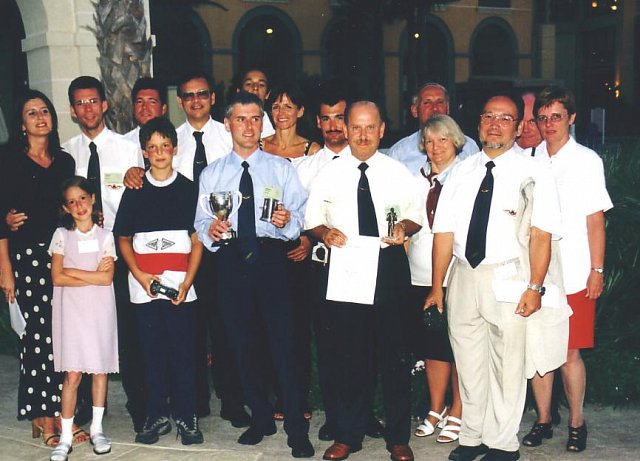 Gruppenfoto, nach dem Sieg, Clubausflug Motorflugunion Klosterneuburg, 2001, Flugschule