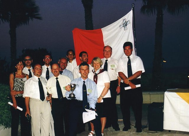 Gruppenfoto nach dem Sieg, strahlende Gewinner, Clubausflug Motorflugunion Klosterneuburg, 2001, Flugschule