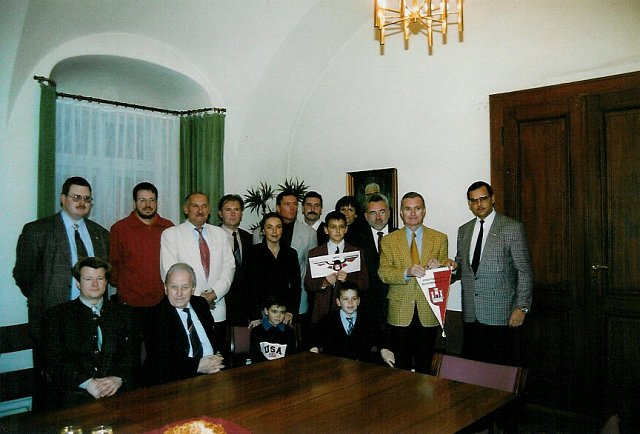Verleihung des Stadtwappens an die Motorflugunion Klosterneuburg 1998